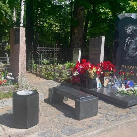 Память Михаила Горшенёва почтили в Петербурге: фанаты у могилы
