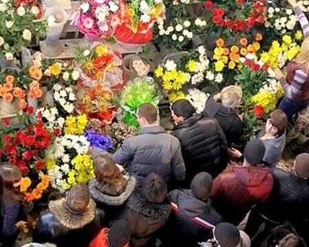 Цветочный ажиотаж перед 1 сентября: Таможня работает в усиленном режиме