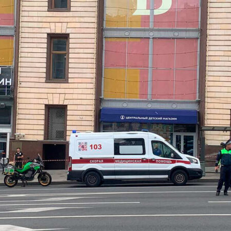 Взрыв в “Детском мире”: очевидцы рассказали, как посетитель спасал загоревшегося сотрудника