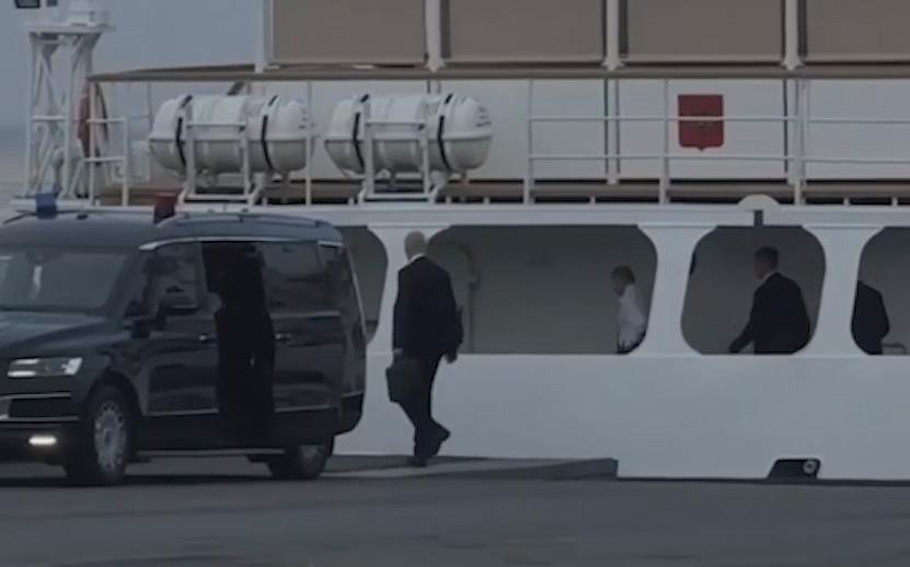 Preview Путин на катере «Ураган» прибыл на остров Русский для совещаний и переговоров