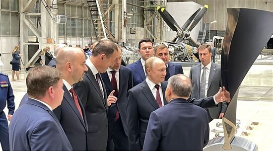 Preview Владимир Путин осмотрел макет рабочей лопатки вентилятора из полимерных композитных материалов