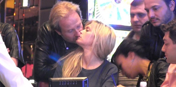 Preview Режиссёр Марюс Вайсберг публично поцеловал жену, опровергнув слухи о расставании