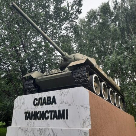 Свердловская область чествует танковые войска: фото памятников ко Дню танкиста