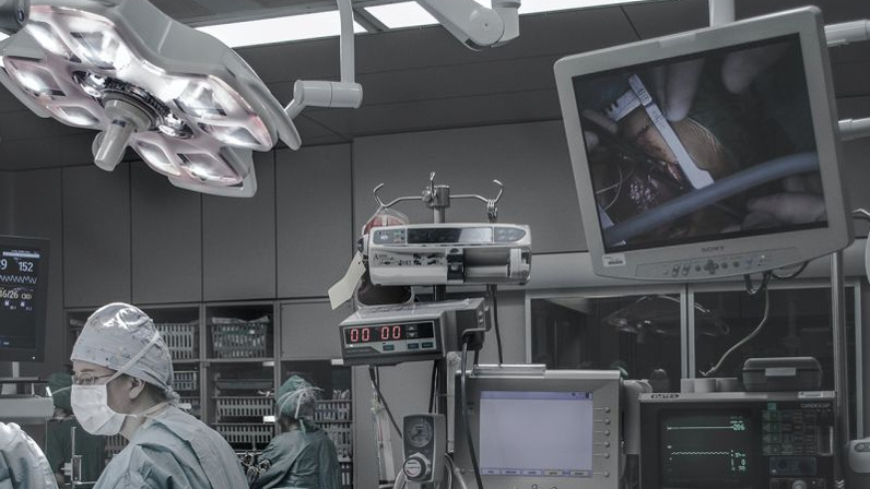 Preview Искусственный интеллект в медицине: риски недооценки симптомов у женщин и этнических меньшинств