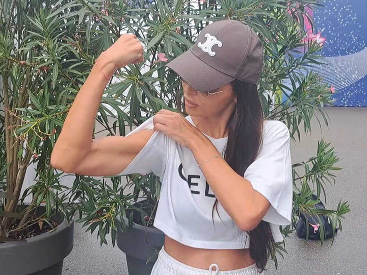 Preview Алсу продемонстрировала стальной пресс: опубликовано видео