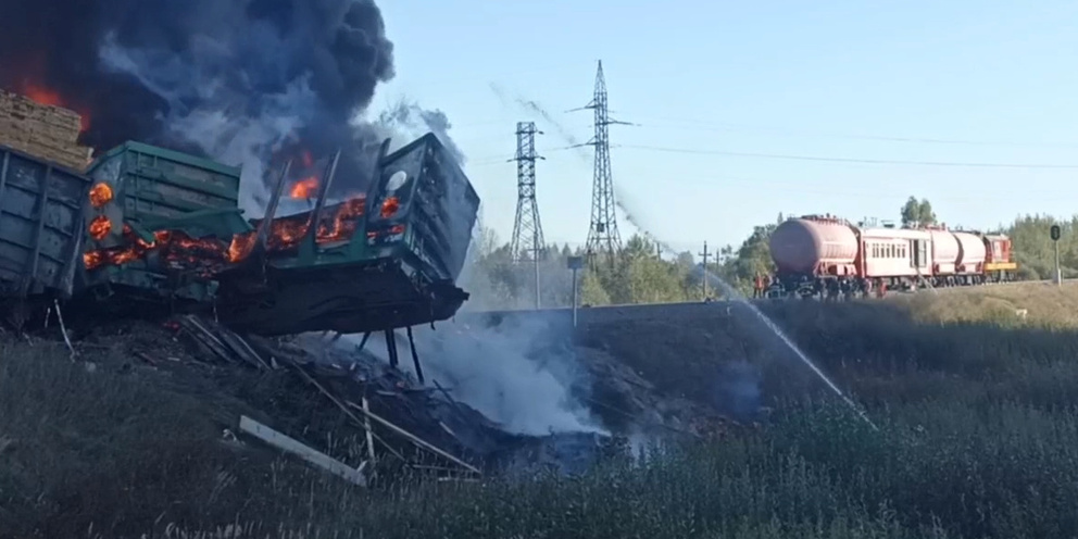 Preview Пожарный поезд тушит возгорание после ДТП на переезде в Смоленской области