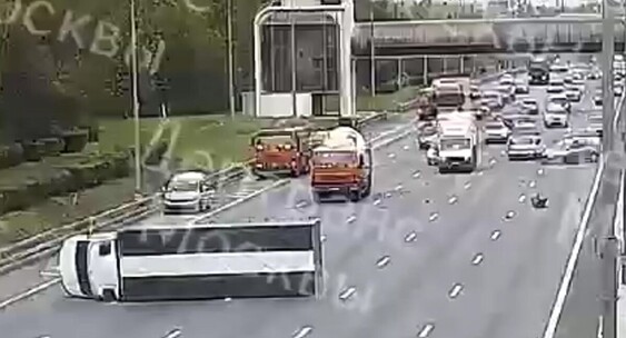 Preview В Москве на МКАД произошло серьезное ДТП: грузовик опрокинулся