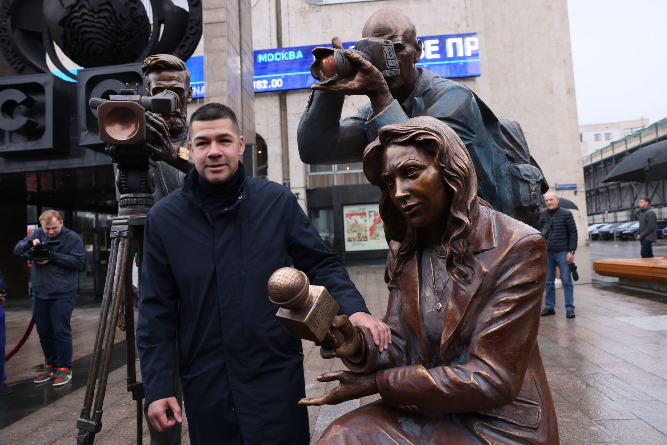 Preview В Москве состоялось торжественное открытие скульптуры «Российские журналисты»